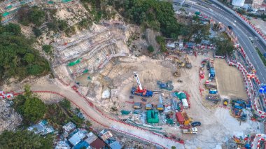 Kamu çalışanları 4 Ocak 2026 'da eski kaolin madenini yeniden inşa ediyor.