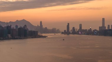 Yoğun Kwun Tong silueti ve 4 Ocak 2026 su manzaralı liman manzarası