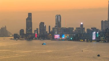 Gökdelenleri ve Victoria Limanı manzaralı hareketli şehir merkezi 4 Ocak 2026