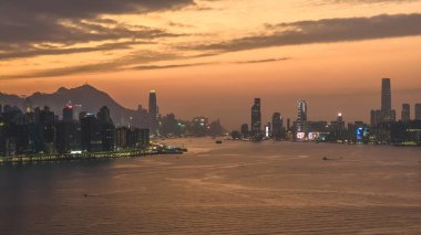 Yoğun Kwun Tong silueti ve 4 Ocak 2026 su manzaralı liman manzarası