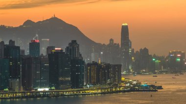 Hong Kong limanı ve ufuk çizgisi üzerinde sıcak gün batımı ışığı 4 Ocak 2026