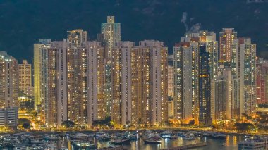 Yüksek binalar ve yerel hayatla dolu deniz kenarı mahallesi 4 Ocak 2026