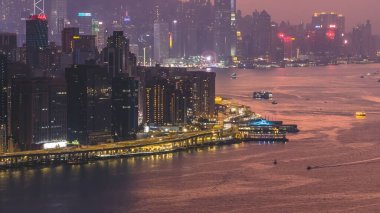 Causeway Körfezi 'ni şehir siluetine bağlayan yüksek şehir otoyolu 4 Ocak 2026