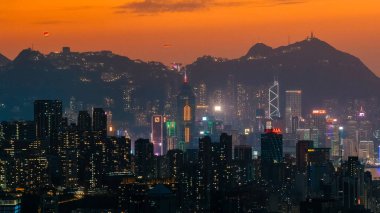 Gökdelenleri ve şehir sokakları olan canlı ticari bölge 4 Ocak 2026