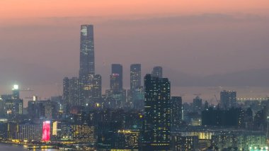 Gökdelenleri ve Victoria Limanı manzaralı hareketli şehir merkezi 4 Ocak 2026