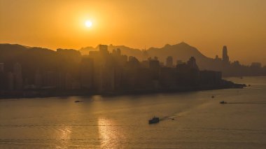 Yoğun Kwun Tong silueti ve 4 Ocak 2026 su manzaralı liman manzarası