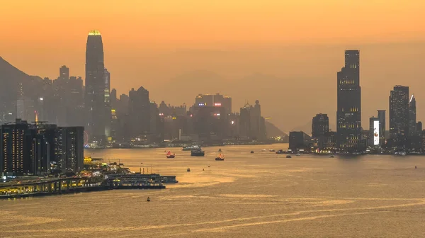 Hong Kong limanı ve ufuk çizgisi üzerinde sıcak gün batımı ışığı 4 Ocak 2026