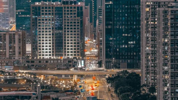 Hong Kong limanı ve ufuk çizgisi üzerinde sıcak gün batımı ışığı 4 Ocak 2026