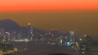 Limanda hafif alacakaranlık ışığı parlayan şehir silueti 3 Ocak 2026