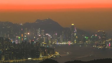 Limanda hafif alacakaranlık ışığı parlayan şehir silueti 3 Ocak 2026