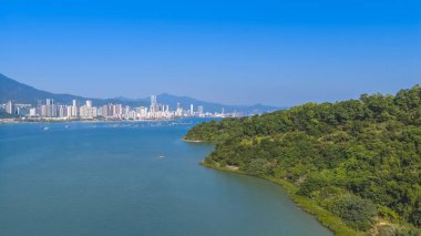 Deniz manzaralı ve yamaç arazili engebeli sahil yolu Jan 3 2026