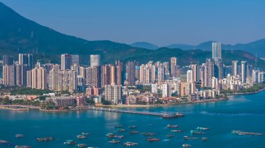 Sahil manzaralı ve sakin suları olan sessiz bir sınır iskelesi 3 Ocak 2026