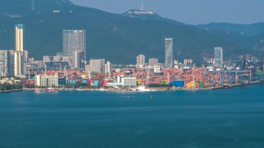 3 Ocak 2026 operasyonunda kargo gemisi ve vinçleri olan büyük konteyner terminali.