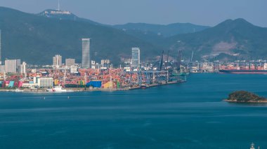 3 Ocak 2026 operasyonunda kargo gemisi ve vinçleri olan büyük konteyner terminali.