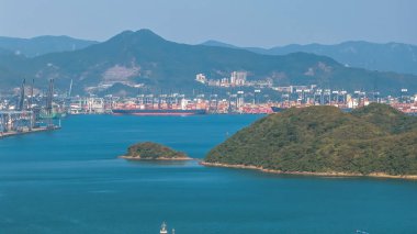 Deniz manzaralı ve yamaç arazili engebeli sahil yolu Jan 3 2026