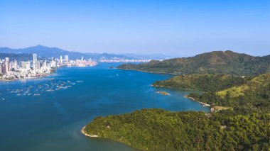 Deniz manzaralı ve yamaç arazili engebeli sahil yolu Jan 3 2026