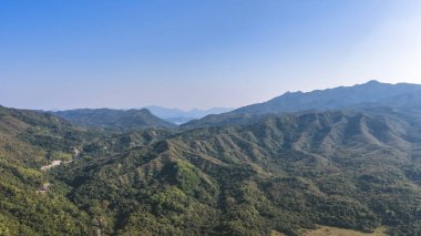 Tepelerin kıyı şeridi ve rezervuar manzaralı geniş bir kır parkı 3 Ocak 2026