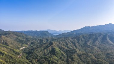 Tepelerin kıyı şeridi ve rezervuar manzaralı geniş bir kır parkı 3 Ocak 2026