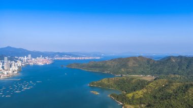 Deniz manzaralı ve yamaç arazili engebeli sahil yolu Jan 3 2026