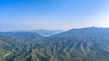 Tepelerin kıyı şeridi ve rezervuar manzaralı geniş bir kır parkı 3 Ocak 2026