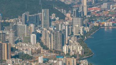 Konteynır terminalleri ve kıyı şeridi silueti olan hareketli iskele alanı 3 Ocak 2026