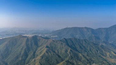 Tepelerin kıyı şeridi ve rezervuar manzaralı geniş bir kır parkı 3 Ocak 2026