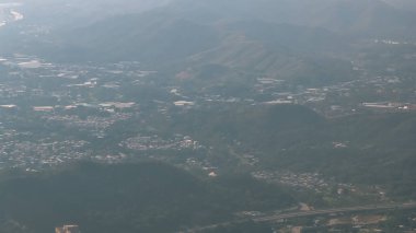 Yüksek katlı daireleri ve yerel halk yaşamı olan hareketli şehir Ocak 3 2026