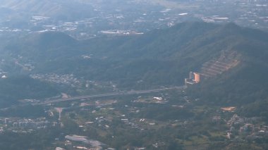 Yüksek katlı daireleri ve yerel halk yaşamı olan hareketli şehir Ocak 3 2026