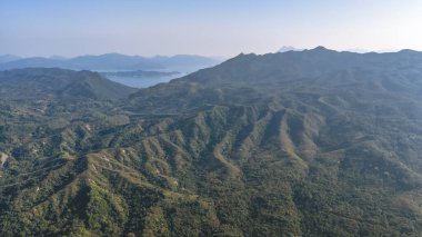 Tepelerin kıyı şeridi ve rezervuar manzaralı geniş bir kır parkı 3 Ocak 2026