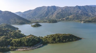 Deniz ve köy manzaralı engebeli kıyı şeridi 3 Ocak 2026