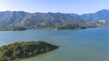 Deniz ve köy manzaralı engebeli kıyı şeridi 3 Ocak 2026