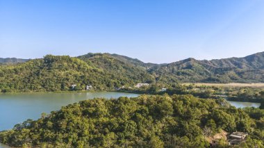 Deniz ve köy manzaralı engebeli kıyı şeridi 3 Ocak 2026