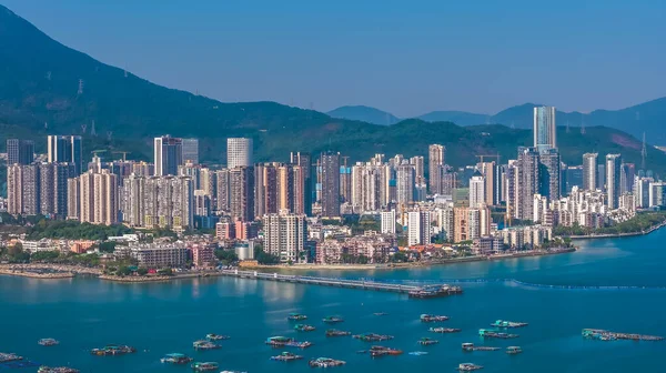 Sahil manzaralı ve sakin suları olan sessiz bir sınır iskelesi 3 Ocak 2026