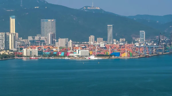 3 Ocak 2026 operasyonunda kargo gemisi ve vinçleri olan büyük konteyner terminali.