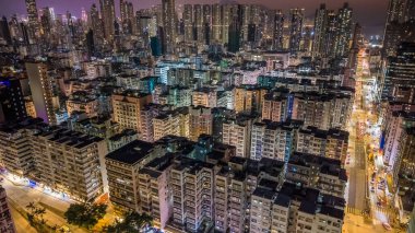 9 Ocak 2026 alacakaranlıkta yüksek şehir binaları tarafından çerçevelenmiş yoğun konutlar.