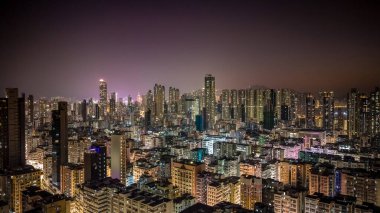 9 Ocak 2026 alacakaranlıkta yüksek şehir binaları tarafından çerçevelenmiş yoğun konutlar.