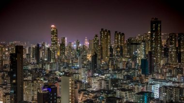 9 Ocak 2026 alacakaranlıkta yüksek şehir binaları tarafından çerçevelenmiş yoğun konutlar.