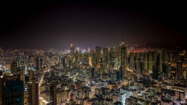 9 Ocak 2026 alacakaranlıkta yüksek şehir binaları tarafından çerçevelenmiş yoğun konutlar.