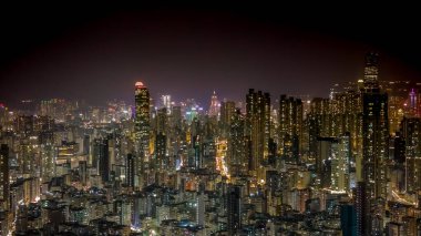 9 Ocak 2026 alacakaranlıkta yüksek şehir binaları tarafından çerçevelenmiş yoğun konutlar.