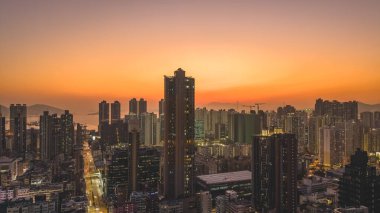 Canlı şehir ışıkları altında ışıl ışıl parlayan şehir sokağı, 9 Ocak 2026