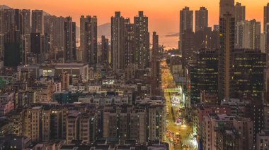 Canlı şehir ışıkları altında ışıl ışıl parlayan şehir sokağı, 9 Ocak 2026