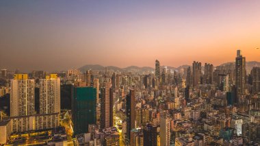 9 Ocak 2026 alacakaranlıkta yüksek şehir binaları tarafından çerçevelenmiş yoğun konutlar.