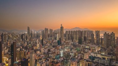 9 Ocak 2026 alacakaranlıkta yüksek şehir binaları tarafından çerçevelenmiş yoğun konutlar.