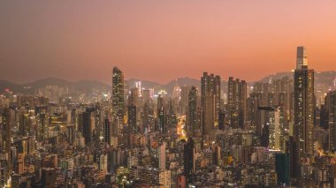 9 Ocak 2026 alacakaranlıkta yüksek şehir binaları tarafından çerçevelenmiş yoğun konutlar.