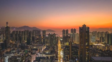 Neon ışıkları ve şehir mimarisinin yer aldığı canlı şehir merkezi, 9 Ocak 2026