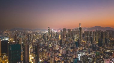 9 Ocak 2026 alacakaranlıkta yüksek şehir binaları tarafından çerçevelenmiş yoğun konutlar.