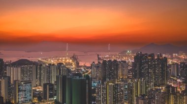 Yoğun konut kuleleri ve şehir ışıkları parlayan akşam ışığı, 9 Ocak 2026