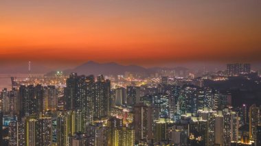 Yoğun konut kuleleri ve şehir ışıkları parlayan akşam ışığı, 9 Ocak 2026