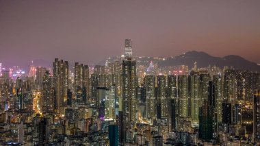 Yoğun konut kuleleri ve şehir ışıkları parlayan akşam ışığı, 9 Ocak 2026