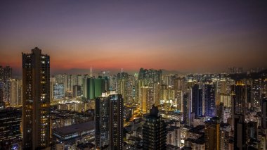 Konut kuleleri ve işlek caddelerin bulunduğu hareketli şehir mahallesi, 9 Ocak 2026